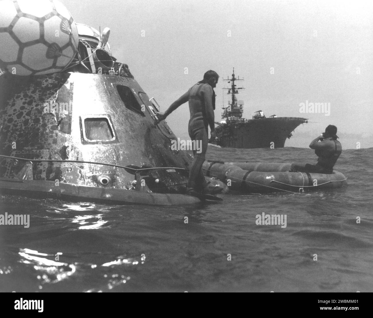 RAUMFAHRTZENTRUM KENNEDY, FLA. -- Mitglieder der Pacific Recovery Task Force sichern die ASTP Apollo Raumsonde, als die USS New Orleans sich nähert, um das Raumschiff und die Astronauten Thomas Stafford, Vance Brand und Donald Slayton abzuholen. Die Apollo stürzte um 17:00 Uhr im Pazifik westlich von Hawaii nieder und beendete die neuntägige gemeinsame US-UdSSR-Weltraummission. Stockfoto