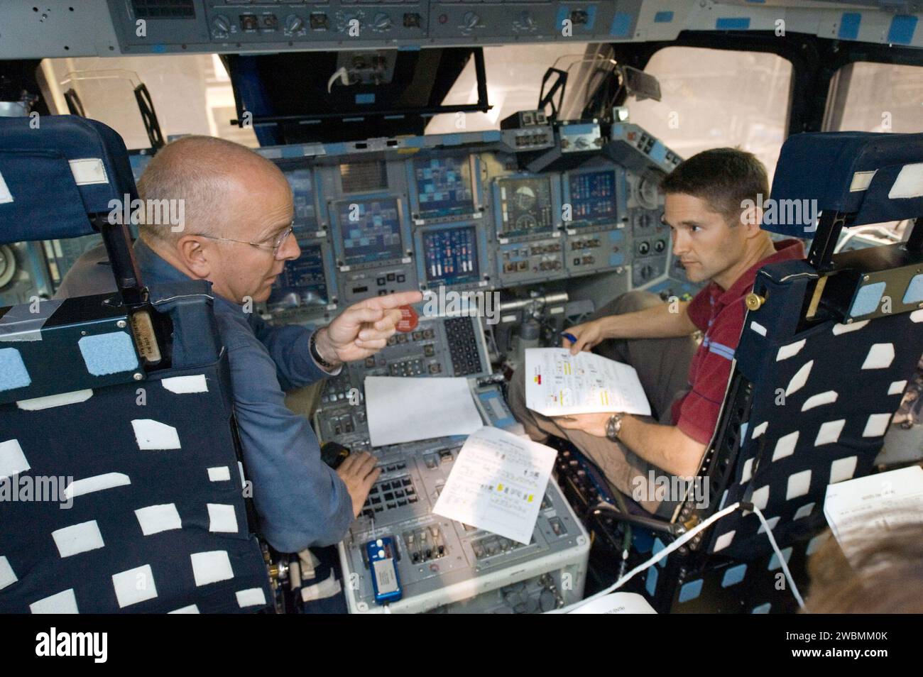 Die Mitglieder der STS-131-Besatzung führen am 20. April 2009 in Gebäude 9NW in der Flight Crew Training Facility der NASA eine Kommunikationsplanung für die Flugvorbereitung durch. Stockfoto