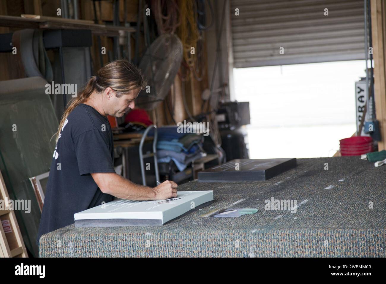 CAPE CANAVERAL, Fla. – Bei C Spray Glass Blasting in Cocoa Beach, Florida, vervollständigt ein Arbeiter die Gedenktafel, um den Radstopp des Space Shuttle Atlantis zu markieren. Die spezielle Gedenktafel wird dauerhaft an der Shuttle Landing Facility (SLF) am Rand der Landebahn im Kennedy Space Center der NASA in Florida angebracht, um die letzte Landung des Space Shuttle zu feiern. Atlantis beendete die STS-135-Mission, indem er am 21. Juli 2011 um 5:57 Uhr EDT bei der SLF landete. Atlantis flog 33 Missionen, absolvierte 4.848 Umlaufbahnen der Erde, reiste fast 126 Millionen Meilen und verbrachte 307 Tage im Weltraum. Atlantis trug 2 Stockfoto