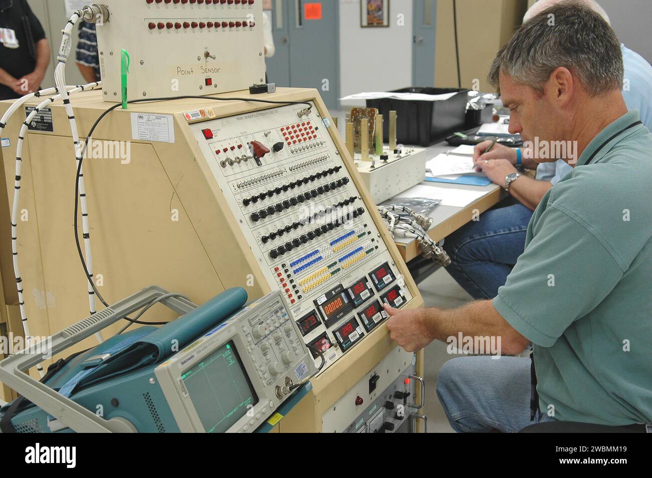 RAUMFAHRTZENTRUM KENNEDY, FLA. - Gary King, ein Prüftechniker, hilft bei der Prüfung elektronischer Komponenten im Zusammenhang mit den fehlerhaften Sensorwerten im Flüssigwasserstofftank-Absperrsensor. Der Sensor hat während des Starts am 13. Juli eine routinemäßige Überprüfung vor dem Start nicht bestanden, was dazu führte, dass Missionsmanager den ersten Startversuch des Discovery bereinigen mussten. Der Sensor schützt die Hauptmotoren des Shuttle, indem er deren Abschaltung auslöst, falls der Kraftstoff unerwartet niedrig ist. Der Sensor ist einer von vier im Bereich flüssigen Wasserstoff des externen Tanks (ET). Stockfoto