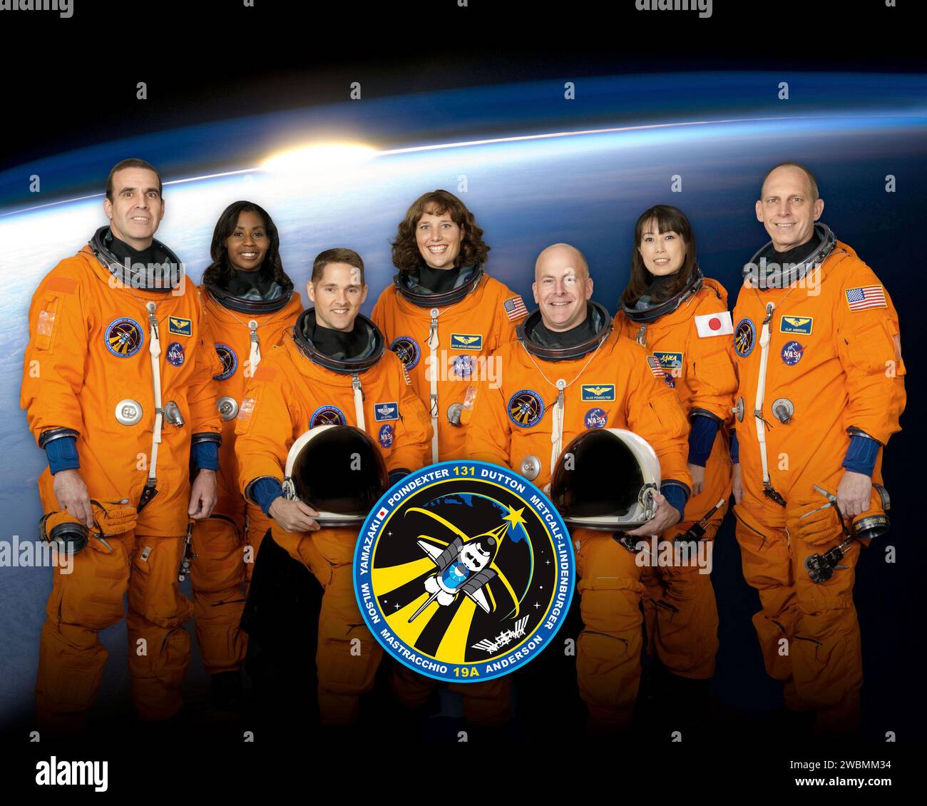JOHNSON SPACE CENTER, Houston – STS131-S-002 – diese sieben Astronauten nehmen eine Pause vom Training und posieren für das STS-131 Crew-Porträt. Die NASA-Astronauten Alan Poindexter (rechts), Kommandant, und James P. Dutton Jr., Pilot. Von links (stehend) sind die NASA-Astronauten Rick Mastracchio, Stephanie Wilson, Dorothy Metcalf-Lindenburger, die Japan Aerospace Exploration Agency (JAXA) Astronauten Naoko Yamazaki und die NASA-Astronauten Clayton Anderson, allesamt Missionsspezialisten. Stockfoto