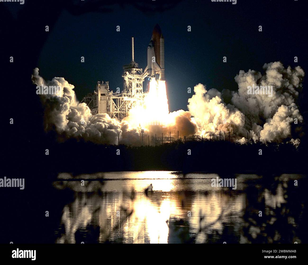 RAUMFAHRTZENTRUM KENNEDY, FLA. -- als das Space Shuttle Atlantis von der Startfläche 39A auf Mission STS-98 explodiert, leuchtet es das Wasser in der Nähe. Rauch- und Dampfwolken füllen Launch Pad 39A. Der Lifting erfolgte um 6, 13, 02 Uhr EST. Zusammen mit einer fünfköpfigen Crew trägt Atlantis das U.S. Laboratory Destiny, ein Schlüsselmodul für das Wachstum der Raumstation. Das Schicksal wird mit dem Roboterarm des Shuttles an den Knoten Unity auf der Raumstation angeschlossen. Drei Raumwanderungen sind erforderlich, um die geplanten Bauarbeiten während der 11-tägigen Mission abzuschließen. Diese Mission markiert den siebten Shuttle-Flug zur Sp Stockfoto