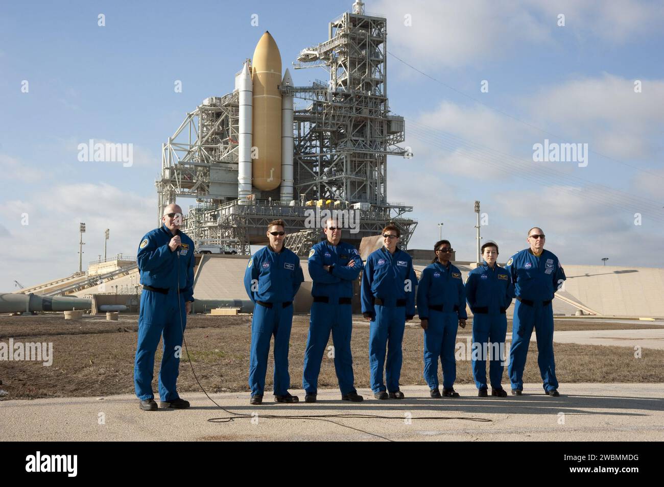 CAPE CANAVERAL, Fla. - Am Startplatz 39A im Kennedy Space Center der NASA in Florida nehmen die STS-131-Crew-Mitglieder an einer Frage-und-Antwort-Sitzung mit Medienvertretern Teil. Von links sind Commander Alan Poindexter, Pilot James P. Dutton Jr. und Missionsspezialisten Rick Mastracchio, Dorothy Metcalf-Lindenburger, Stephanie Wilson, Naoko Yamazaki von der Japan Aerospace Exploration Agency und Clayton Anderson. Space Shuttle Discovery wartet im Hintergrund auf den Start. Die Besatzungsmitglieder der STS-131-Mission des Space Shuttle Discovery sind in Kennedy, um ihre Startrampe Re zu trainieren Stockfoto