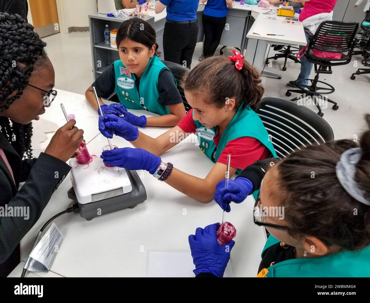 Girl Scouts vom Citrus Council führten Faraday-Girl Scouts-1 Experimente durch, einschließlich Pflanzenwachstum, Ameisenbesiedlung und des Lebenszyklus von Solegarnelen in Faraday Boxen auf der Internationalen Raumstation. Das Programm lehrt Kontrollexperimente im Rahmen der Weltraumwissenschaft. Stockfoto