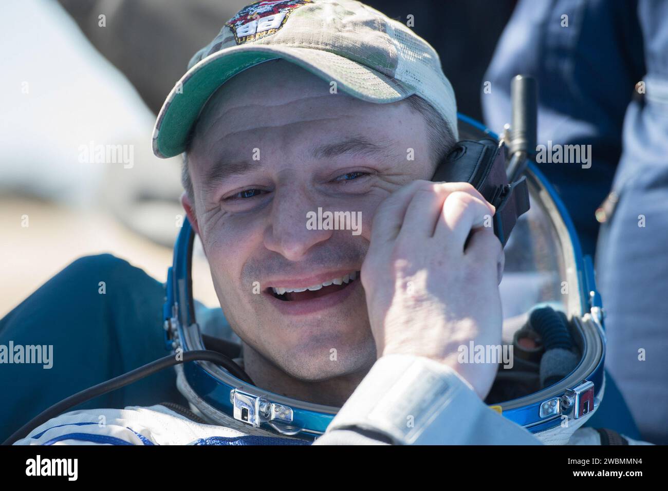 Der Astronaut Andrew Morgan der Expedition 62 spricht auf dem Satellitentelefon vor der Raumsonde Sojus MS-15, nachdem er am Freitag, den 17. April 2020, mit dem NASA-Astronauten Jessica Meir und dem Kosmonauten Oleg Skripochka in einer abgelegenen Gegend in der Nähe der Stadt Zhezkazgan in Kasachstan landete. Meir und Skripochka kehrten nach 205 Tagen im Weltraum zurück, Morgan nach 272 Tagen im Weltraum. Alle drei waren als Besatzungsmitglieder der Expedition 60 an Bord der Internationalen Raumstation. Stockfoto