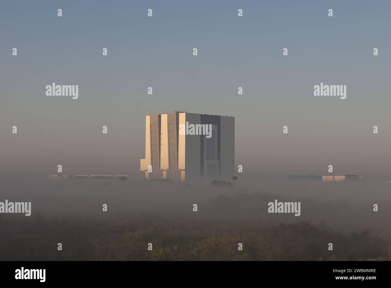 Fog umgibt das Fahrzeug-Montagegebäude im Kennedy Space Center, Florida, drei Tage vor dem Start des Space Shuttle Discovery STS-131 am 5. April 2010 um 6:21 Uhr EDT. Die siebenköpfige Besatzung wird das Mehrzweck-Logistikmodul Leonardo mit Vorräten, Schlafräumen und wissenschaftlichen Racks zur Internationalen Raumstation bringen, ein Gyroskop auf dem Fachwerk ersetzen, einen Ammoniaktank installieren und ein japanisches Experiment zurückholen. Stockfoto