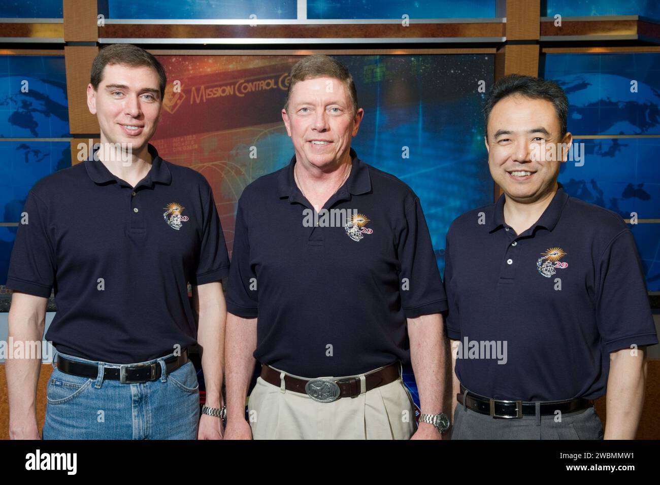 Der NASA-Astronaut Mike Fossum, der russische Kosmonaut Sergei Volkov und der JAXA-Astronaut Satoshi Furukawa hielten eine Pressekonferenz im Gebäude 2N über die Aktivitäten der Expedition 28 ab. Stockfoto