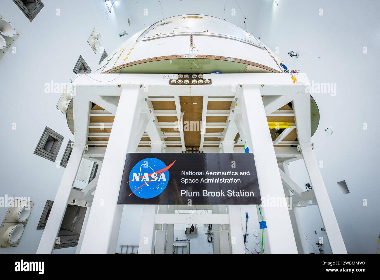 Am 19. Juli 2017 wurden Ogidplatten, die das Orion-Crew-Modul schützen, in der Space Power Facility des NASA Glenn Research Center, Plum Brook Station, Sandusky, Ohio, in der Hallkammer getestet, wobei 161 dB verwendet wurden, um den Start zu simulieren. Stockfoto