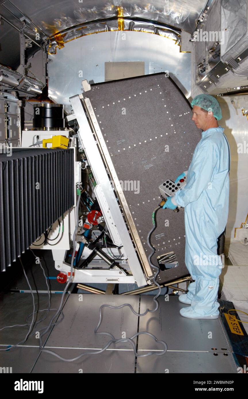 RAUMFAHRTZENTRUM KENNEDY, FLA. - In der Raumstation-Verarbeitungsanlage ist ein Arbeiter im Mehrzwecklogistik-Modul Raffaello bereit für die Installation des Wissenschaftsrads Human Research Facility-2 (HRF-2). Raffaello wird mit der Mission STS-114 des Space Shuttle Discovery fliegen. Die HRF-2 wird der Internationalen Raumstation zusätzliche biomedizinische Instrumente und Forschungskapazitäten zur Verfügung stellen. HRF-1, seit Mai 2001 im US-Labor installiert, enthält ein Ultraschallgerät und einen Gasanalysator. Beide Racks bieten Struktur-, Strom-, Wärme-, Befehls- und Datenverarbeitung sowie Kommunikation Stockfoto