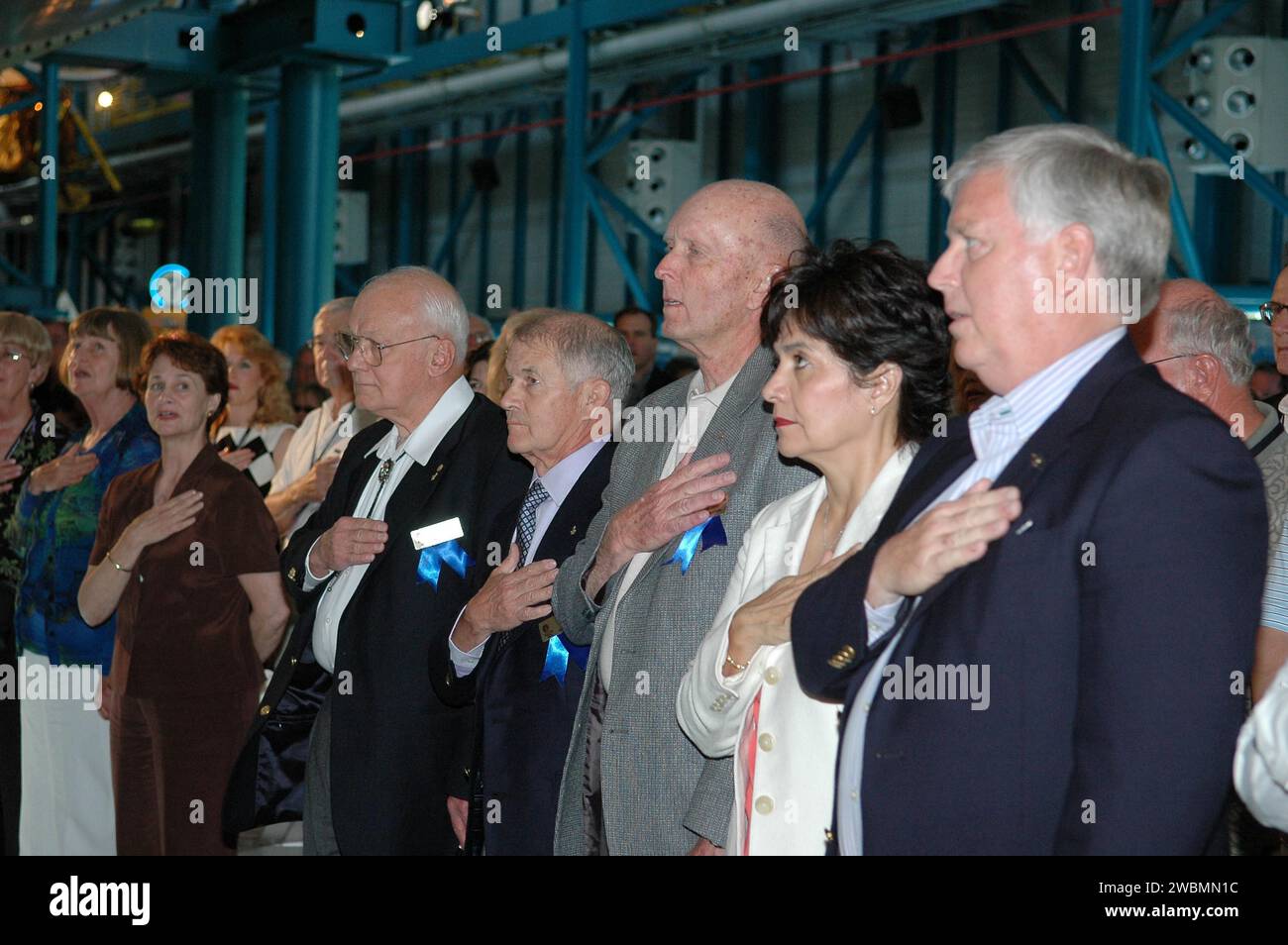 Bruce McCandless, Joe Allen und Gordon Fullerton wurden in die Astronaut Hall of Fame im Apollo-Saturn V Center des Kennedy Space Centers aufgenommen. Stockfoto