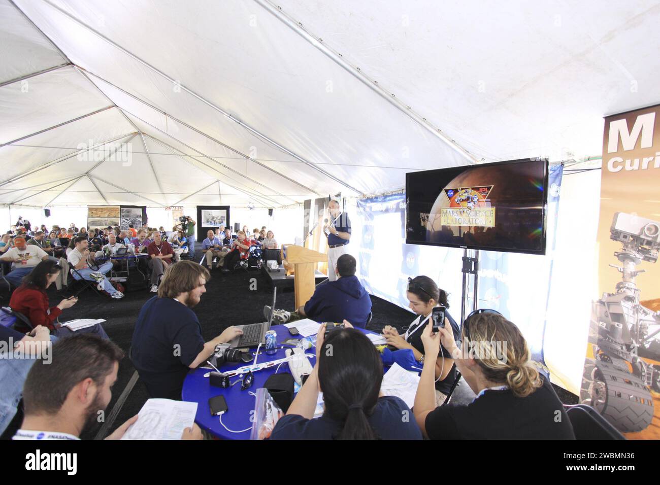 NASA-Missionsleiter Rex Engelhardt informierte die Tweetup-Teilnehmer am Kennedy Space Center über MSL-Vorstartverfahren, Curiosity rover und den geplanten Start vom Space Launch Complex-41. Stockfoto