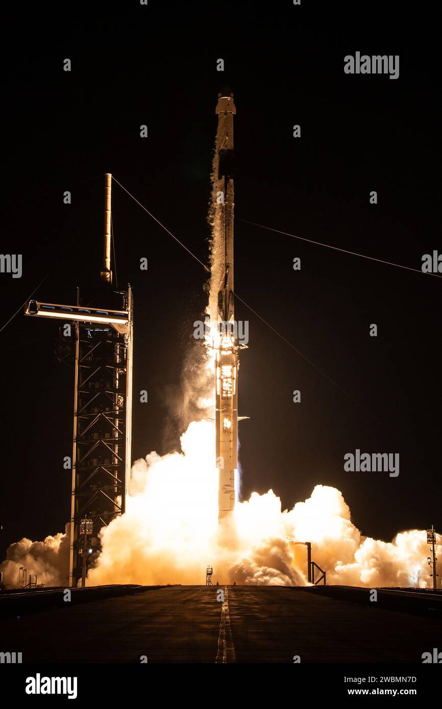 Die SpaceX Falcon 9-Rakete mit dem Dragon-Raumschiff hebt am Donnerstag, den 9. November 2023, vom Launch Complex 39A im Kennedy Space Center der NASA in Florida ab. Der Abflug war um 20:28 Uhr EST. Dragon wird wissenschaftliche Forschung, Technologiedemonstrationen, Besatzungsbedarf und Hardware zur Unterstützung der Expedition 70-Besatzung liefern, einschließlich des Integrated Laser Communications Relay Demonstration Low Earth Orbit User Modem and Amplifier Terminal (ILLUMA-T) der NASA und Atmospheric W Stockfoto