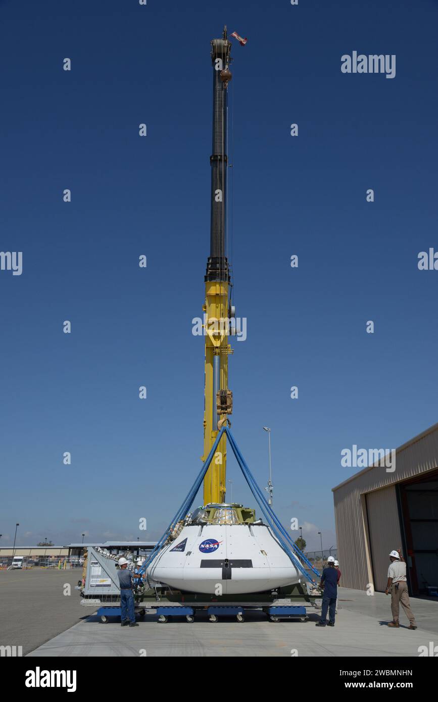 Die Teams führen am 22. Juli 2013 auf dem Yuma Proving Ground, Arizona, die Beladung von Orion Fallschirmspringern durch, um den Fallschirmabfall am 24. Juli vorzubereiten. Stockfoto