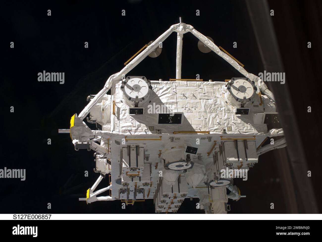 S127-E-006857 (18. Juli 2009) --- das Japanische Experimentmodul - Exposed Facility (JEF) ist im Griff des RMS-Arms (Remote Manipulator System) des Space Shuttle Endeavour (außerhalb des Rahmens) während der Robotik-Aktivität am vierten Flugtag abgebildet. Astronauten begannen an diesem Tag auch eine Reihe von fünf Raumwanderungen, um die Arbeit an der Internationalen Raumstation fortzusetzen. Stockfoto