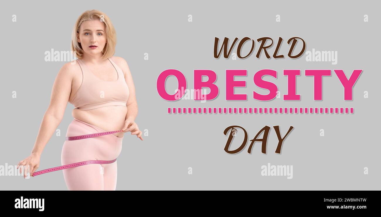 Übergewichtige Frau mit Maßband auf grauem Hintergrund. Welttag Der Adipositas Stockfoto
