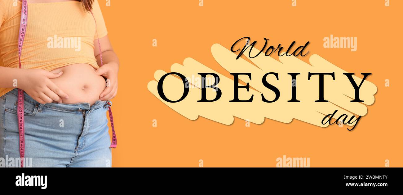 Übergewichtiges Mädchen mit Maßband auf orangem Hintergrund. Welttag Der Adipositas Stockfoto