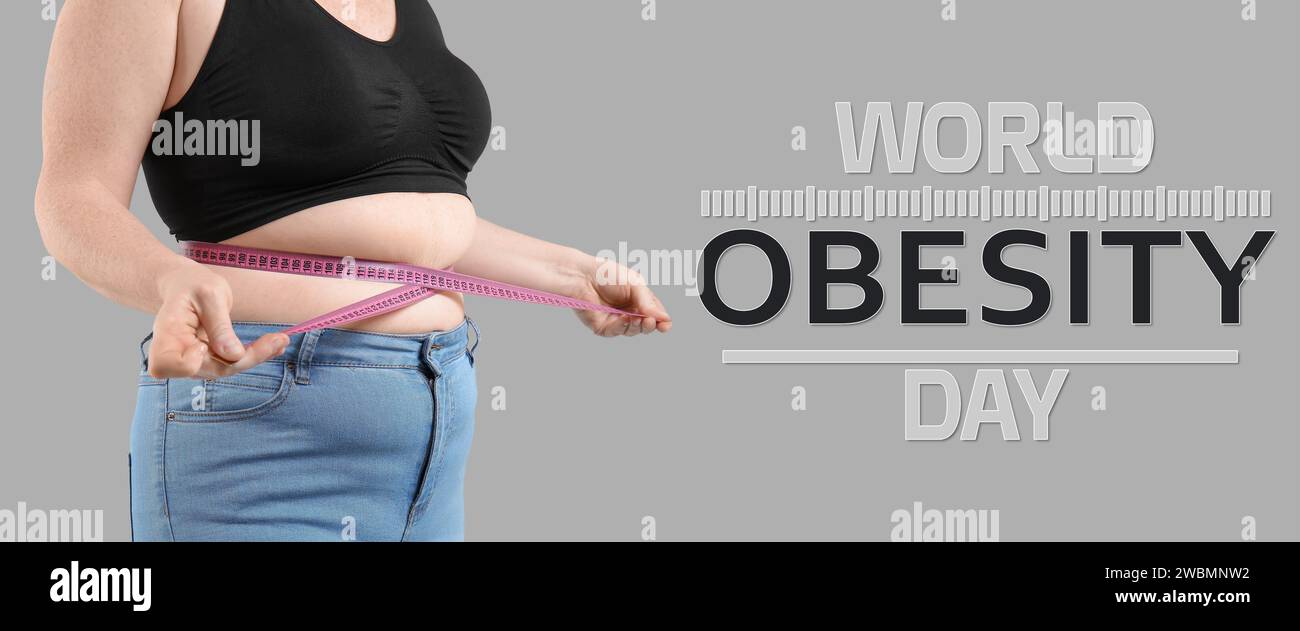 Übergewichtige Frau mit Maßband auf grauem Hintergrund. Welttag Der Adipositas Stockfoto