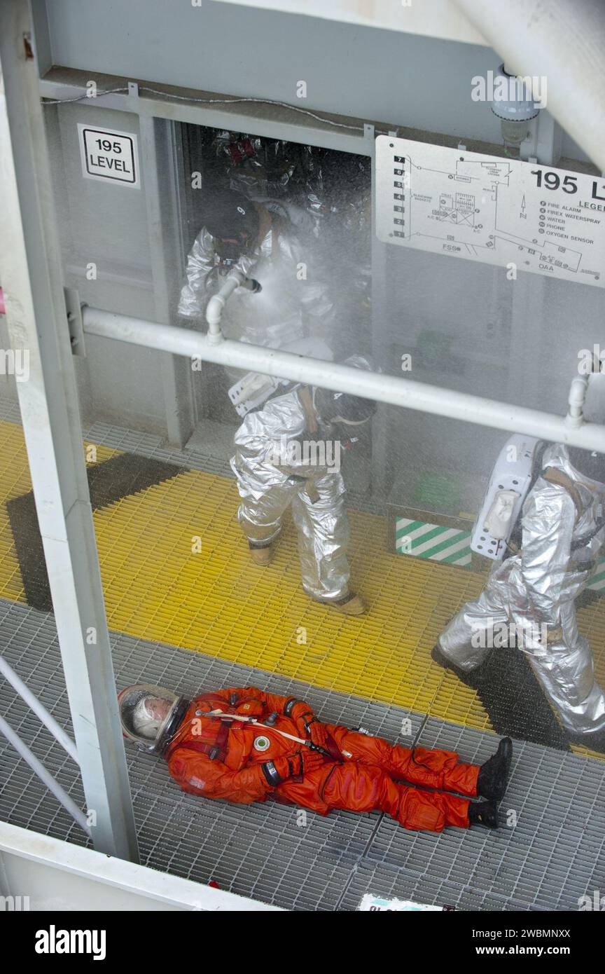 Die NASA führt eine Modus-II/IV-Notausstiegsübung auf der 195-Fuß-Ebene des Launch Pad 39A im Kennedy Space Center, Florida, durch. Die Übung umfasst Rettungskräfte, Freiwillige, die Astronautenverletzungen simulieren, Hubschrauber, Air Force 920th Rescue Wing-Personal und medizinische Traumateams aus drei Central Florida Krankenhäusern, um Notfallmaßnahmen und Hubschrauberevakuierungsverfahren zu üben. Stockfoto