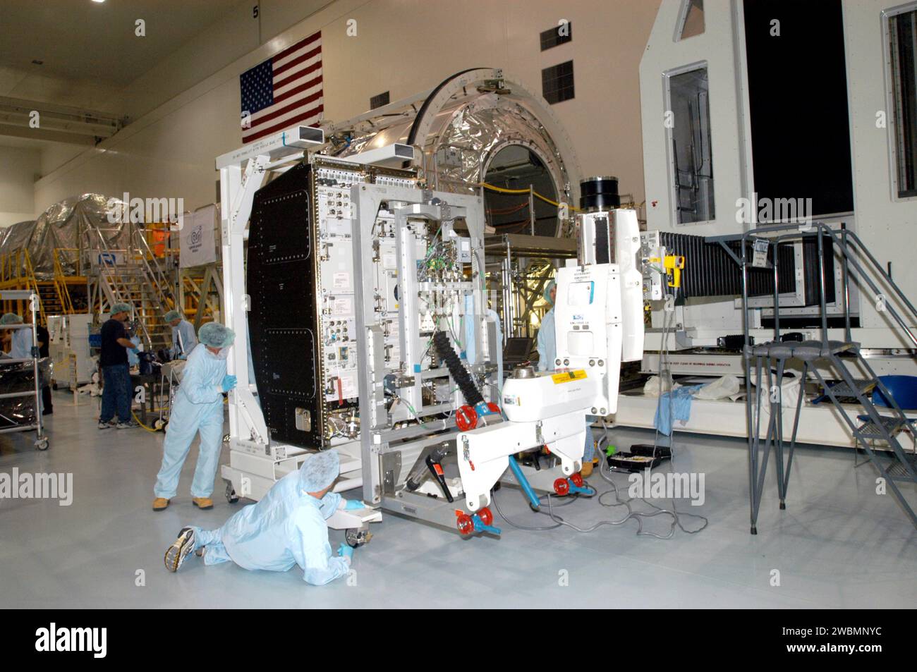 RAUMFAHRTZENTRUM KENNEDY, FLA. - In der Verarbeitungsanlage der Raumstation bereiten die Arbeiter das wissenschaftliche Rack der Human Research Facility-2 (HRF-2) für den Einbau in das Mehrzweck-Logistikmodul Raffaello für den Flug mit der Mission STS-114 des Space Shuttle Discovery vor. Die HRF-2 wird der Internationalen Raumstation zusätzliche biomedizinische Instrumente und Forschungskapazitäten zur Verfügung stellen. HRF-1, seit Mai 2001 im US-Labor installiert, enthält ein Ultraschallgerät und einen Gasanalysator. Beide Racks bieten Struktur-, Strom-, Wärme-, Befehls- und Datenverarbeitung sowie Kommunikation und Verfolgung Stockfoto