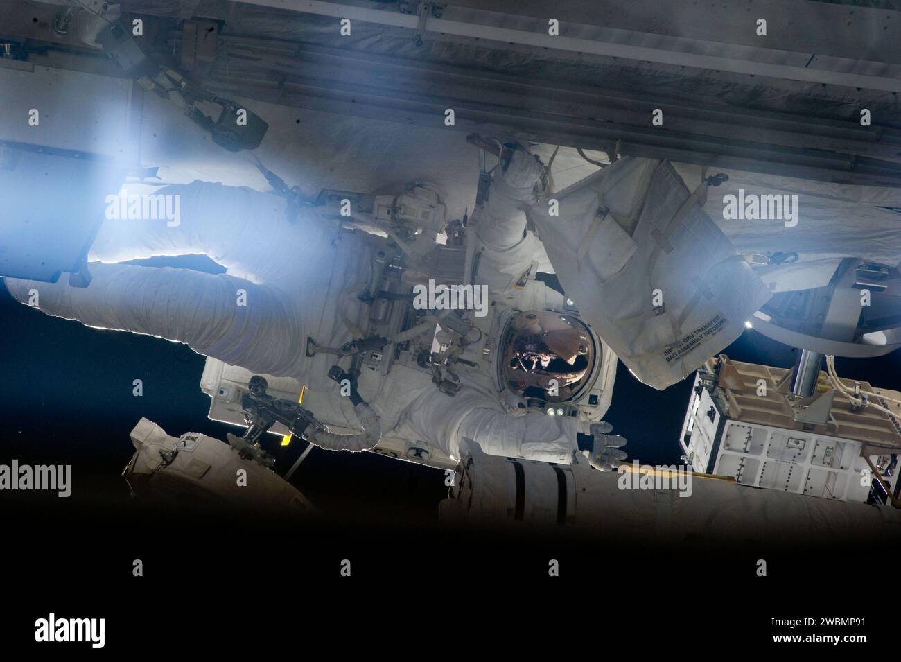 NASA-Astronaut Michael Fincke absolvierte während der STS-134 einen 7-stündigen, 24-minütigen Weltraumspaziergang, bei dem Bau und Wartung der Internationalen Raumstation durchgeführt wurden, einschließlich des Verstauens des 50-Fuß-Booms und des Hinzufügens einer Power- und Datengreifvorrichtung für die Enhanced Boom Assembly. Stockfoto