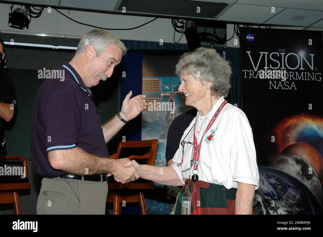 Virginia Whitehead, Managerin im Direktorat Payload Processing am Kennedy Space Center, erhielt einen One NASA Peer Award für herausragenden Kundenservice, verliehen von NASA-Administrator Sean O’Keefe im Press Site Auditorium. Stockfoto