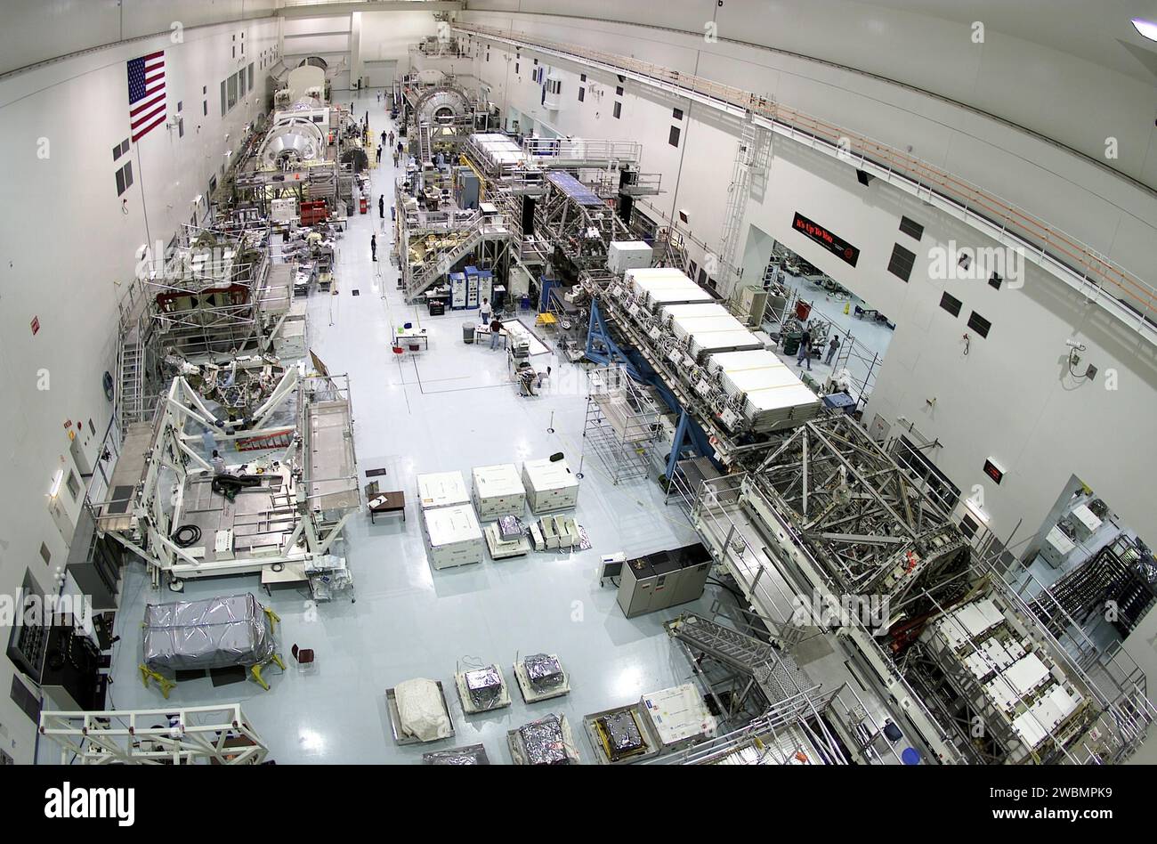 In der Space Station Processing Facility des Kennedy Space Centers werden Elemente für zukünftige Flüge inszeniert, darunter weiße Boxen mit Lagertanks. Als Teil der STS-104 Nutzlast bilden zwei Tanks mit gasförmigem Sauerstoff und zwei Tanks mit gasförmigem Stickstoff die Hochdruckgasbaugruppe für das Joint Airlock Module, die zukünftige Raumgänge und das Gasversorgungssystem des Service Moduls unterstützen. Die Tanks werden auf die Spacelab Logistics Double Pallet geladen, um frühestens am 14. Juni um 16:11 Uhr EDT auf den Markt zu bringen. Stockfoto