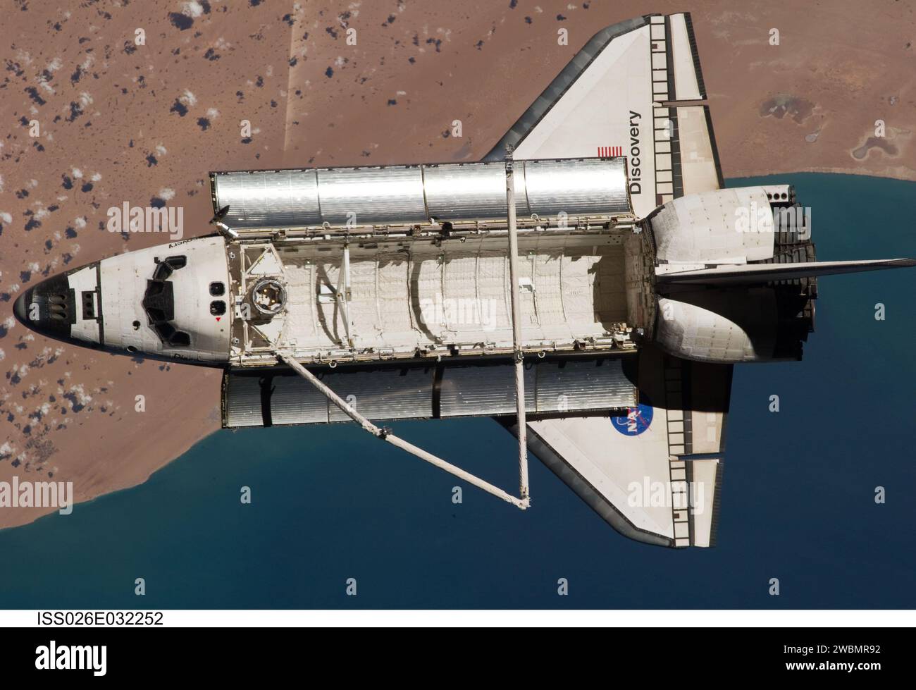 ISS026-E-032252 (7. März 2011) --- das Space Shuttle Discovery wird von der Internationalen Raumstation aus gesehen, als die beiden Raumsonden ihre relative Trennung am 7. März vollzogen haben, nachdem zwölf Astronauten und Kosmonauten über eine Woche lang zusammengearbeitet haben. Das Gebiet darunter ist die südwestliche Küste Marokkos im Nordatlantik. Während eines Posts, der den Flug abdockte, sammelten die Besatzungsmitglieder an Bord der beiden Raumfahrzeuge eine Reihe von Fotos des jeweils anderen Fahrzeugs. Stockfoto