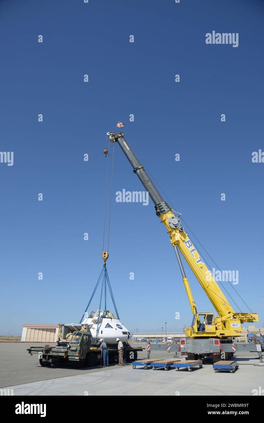 Am 22. Juli 2013 führen Techniker das Verladen des Orion Parachute Test Vehicles (PTV) der NASA auf dem Yuma Proving Ground der US Army in Arizona durch. Die Aufgabe war Teil der Vorbereitungen für einen Fallschirmfalltest, der auf die Validierung von Abflugsystemen für Raumfahrzeuge abzielte. Stockfoto