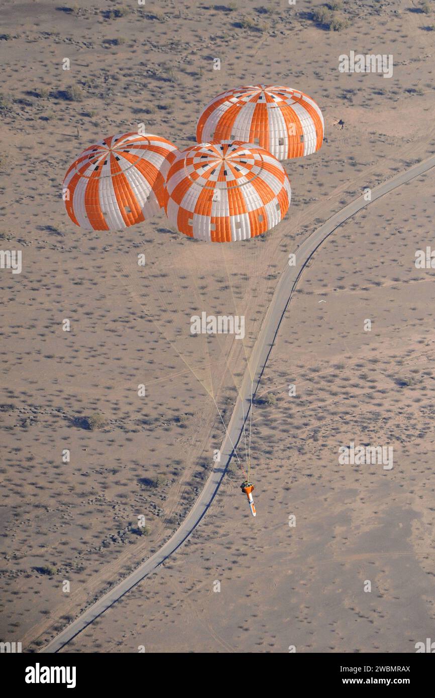 Am 17. April 2012 wurde auf dem Yuma Proving Ground, Arizona, ein Test von Orion-Fallschirmen durchgeführt, bei dem der Einsatz und die Abwärtsleistung des Vordachs bewertet wurden. Stockfoto