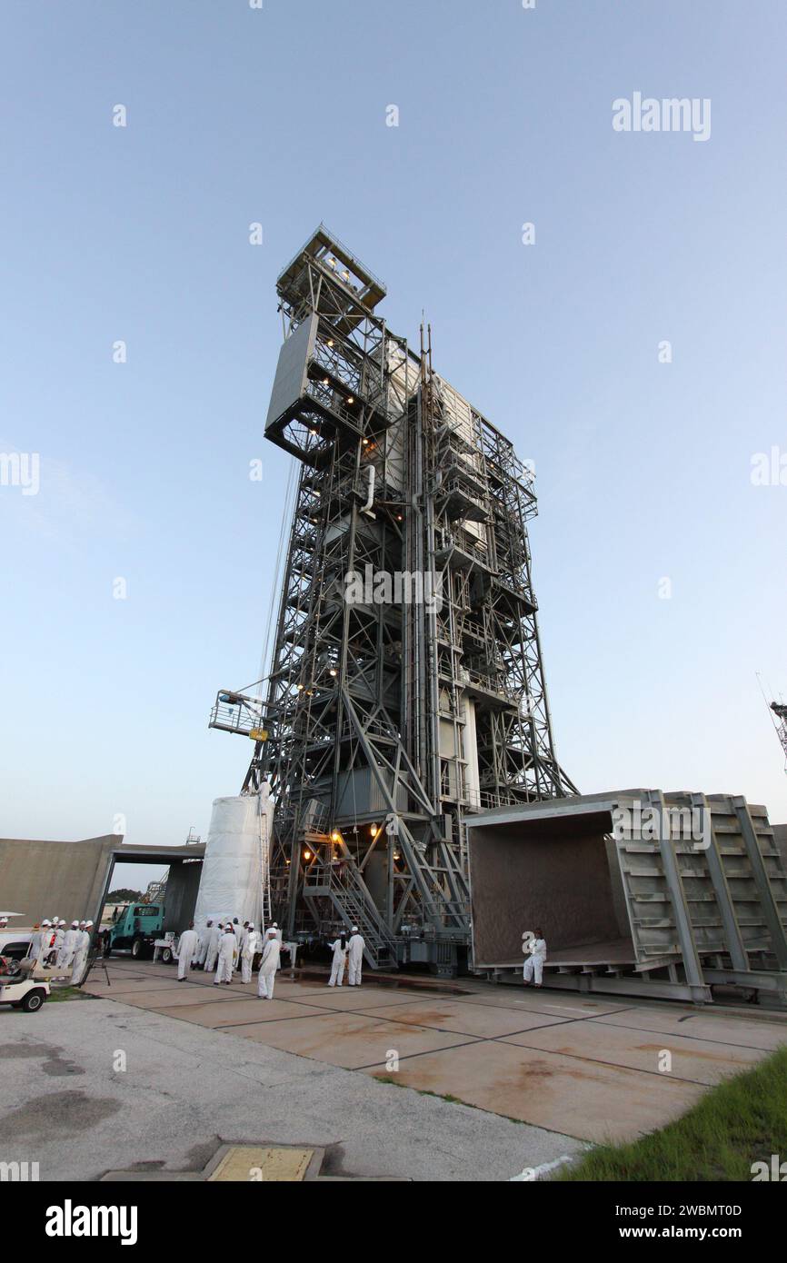 CAPE CANAVERAL, Fla. – Das geschlossene Weltraumverfolgungs- und Überwachungssystem – Demonstratoren oder STSS-Demo, das Raumschiff trifft auf dem Startplatz 17-B der Cape Canaveral Air Force Station ein Die STSS Demo ist eine weltraumbasierte Sensorkomponente eines mehrschichtigen Raketenabwehrsystems, das für die allgemeine Mission der Erkennung, Verfolgung und Unterscheidung ballistischer Raketen entwickelt wurde. STSS ist in der Lage, Objekte nach der Boost-Phase zu verfolgen und liefert Bahninformationen an andere Sensoren. Sie wird von der NASA für die Missile Defense Agency vom 18. September bis 8:58 Uhr EDT gestartet. Für öffentliche Rele genehmigt Stockfoto