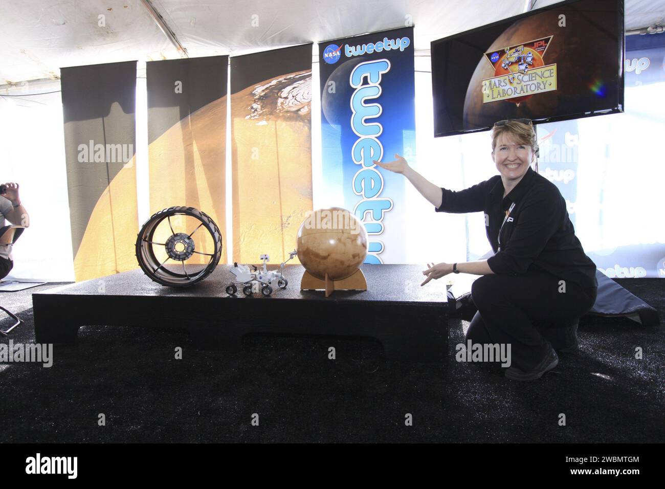 CAPE CANAVERAL, Fla. – Die Medienexpertin Stephanie Smith vom Jet Propulsion Laboratory der NASA begrüßt Tweetup-Teilnehmer auf der Presseseite des Kennedy Space Centers der NASA in Florida während der Aktivitäten vor dem Start des Mars Science Laboratory (MSL) der Agentur. Nach einer Reihe von Briefings besichtigen die Teilnehmer das Zentrum und erhalten einen Blick aus nächster Nähe auf den Space Launch Complex-41 auf der Cape Canaveral Air Force Station. Die Hochtöner teilen ihre Erfahrungen mit Followern über die Social-Networking-Website Twitter. Zu den Komponenten von MSL gehört der rover Curiosity in Fahrzeuggröße, der 10 Jahre alt ist Stockfoto