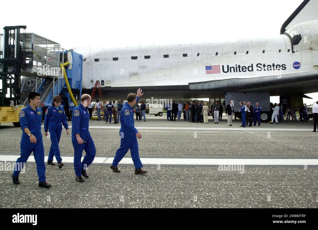 RAUMFAHRTZENTRUM KENNEDY, FLA. -- die STS-108-Crew winkt der Menge zu, als sie zum Van fahren, um sie zurück zum Crew-Quartier zu transportieren. Die Besatzung beendete ihre Mission mit einer erfolgreichen Landung auf Landebahn 15 der KSC Shuttle Landing Facility. Die Mission hatte eine verstrichene Zeit von 11 Tagen, 19 Stunden und 35 Minuten. Die Anhebung des Hauptgetriebes erfolgte um 12 55 Uhr EST (17 55 10 Uhr GMT), die Anhebung des Nasengetriebes um 12 55 Uhr (17 55 23 Uhr GMT), der Radstopp um 12 56 Uhr 13 Uhr (17 56 13 Uhr GMT). Die Rollout-Entfernung betrug 8.941 Fuß. Endeavour trug sowohl die Missionsmannschaft als auch die Expedition 3-Crew - Commander Frank Culbertson Stockfoto