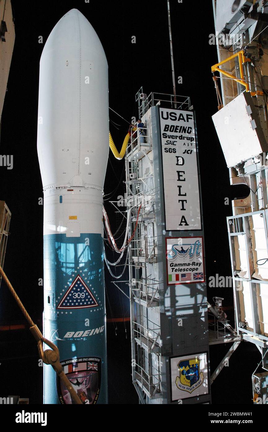 Die Boeing-Delta-II-Rakete ist für den Start des NASA-Raumschiffs Swift am Komplex 17A in Cape Canaveral vorbereitet. SWIFT ist ein Multi-Wellenlängen-Observatorium, das Gammastrahlenbursts untersucht und Instrumente verwendet, um GRBs und Nachglühen in Gammastrahlen, Röntgenstrahlen, Ultravioletten und optischen Wellenlängen zu beobachten. Der Start ist für den 20. November geplant. Stockfoto