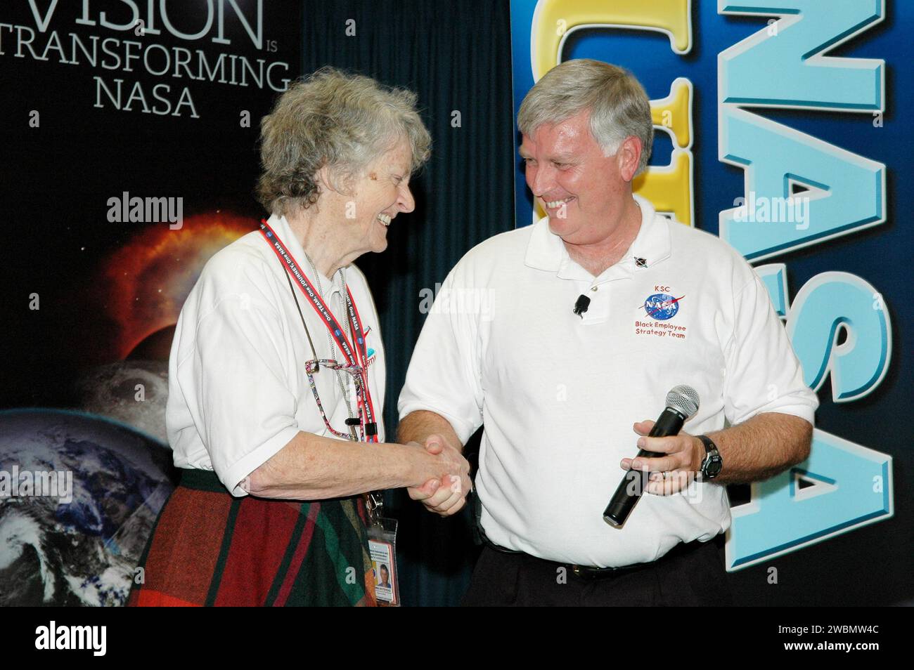 Virginia Whitehead, Managerin im NASA Payload Processing Directorate, erhielt einen One NASA Peer Award für herausragenden Kundenservice im Kennedy Space Center. Stockfoto