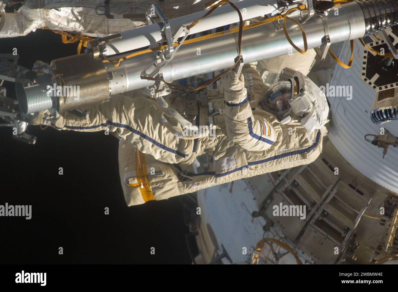 Die russischen Kosmonauten Sergei Wolkow und Alexander Samokutyaev, Flugingenieure der Expedition 28, führen eine sechsstündige, 23-minütige außerfahrbare Aktivität (EVA) auf dem russischen Segment der Internationalen Raumstation durch. Sie bewegten einen Frachtboom, installierten einen Prototypen eines Laserkommunikationssystems und setzten einen Amateurfunk-Mikrosatelliten ein, während sie russische Orlan-Raumanzüge trugen. Stockfoto