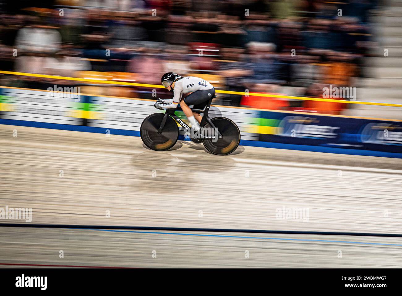 FRIEDRICH Lea Sophie ( DE ) – Deutschland – Querformat - quer - horizontal - Landschaft - Veranstaltung/Veranstaltung: UEC Track Cycling Europameisterschaft 2024 - Apeldoorn - Kategorie/Kategorie: Radfahren - Track Cycling – Europameisterschaften - Ort/Ort: Europa – Niederlande – Apeldoorn – Omnisport – Disziplin: Sprint - Elite Damen - Entfernung: 200 m - Datum: 11.01.2024 – Donnerstag – Tag 2 - Fotograf: © Arne Mill - frontalvision.com Stockfoto