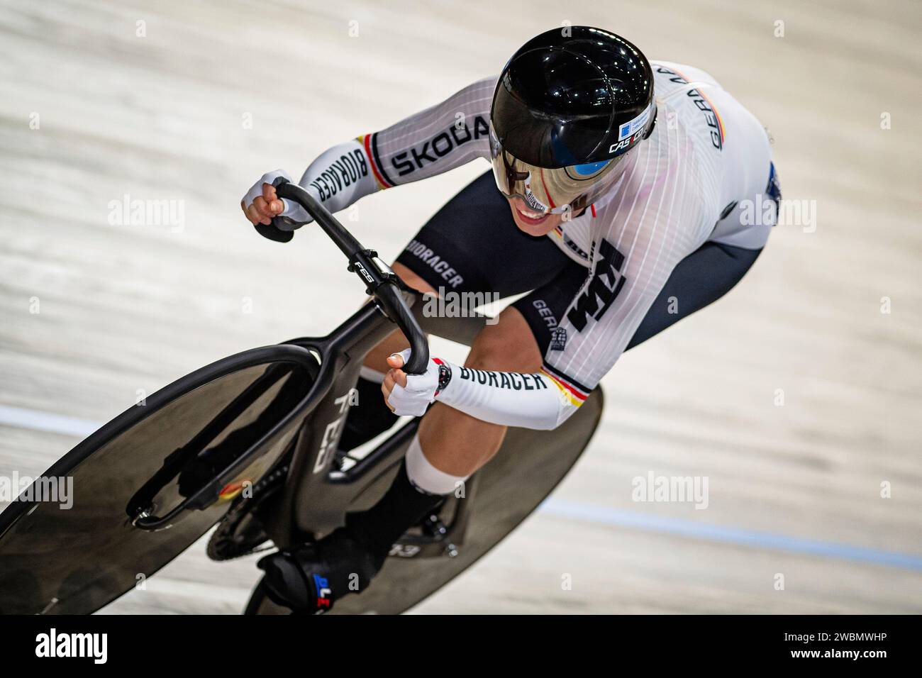 HINZE Emma ( DE ) – Deutschland – Querformat - quer - horizontal - Landschaft - Veranstaltung/Veranstaltung: UEC Track Cycling Europameisterschaft 2024 - Apeldoorn - Kategorie/Kategorie: Radfahren - Track Cycling – Europameisterschaften - Ort/Ort: Europa – Niederlande – Apeldoorn – Omnisport – Disziplin: Sprint - Elite Damen - Entfernung: 200 m - Datum: 11.01.2024 – Donnerstag – Tag 2 - Fotograf: © Arne Mill - frontalvision.com Stockfoto