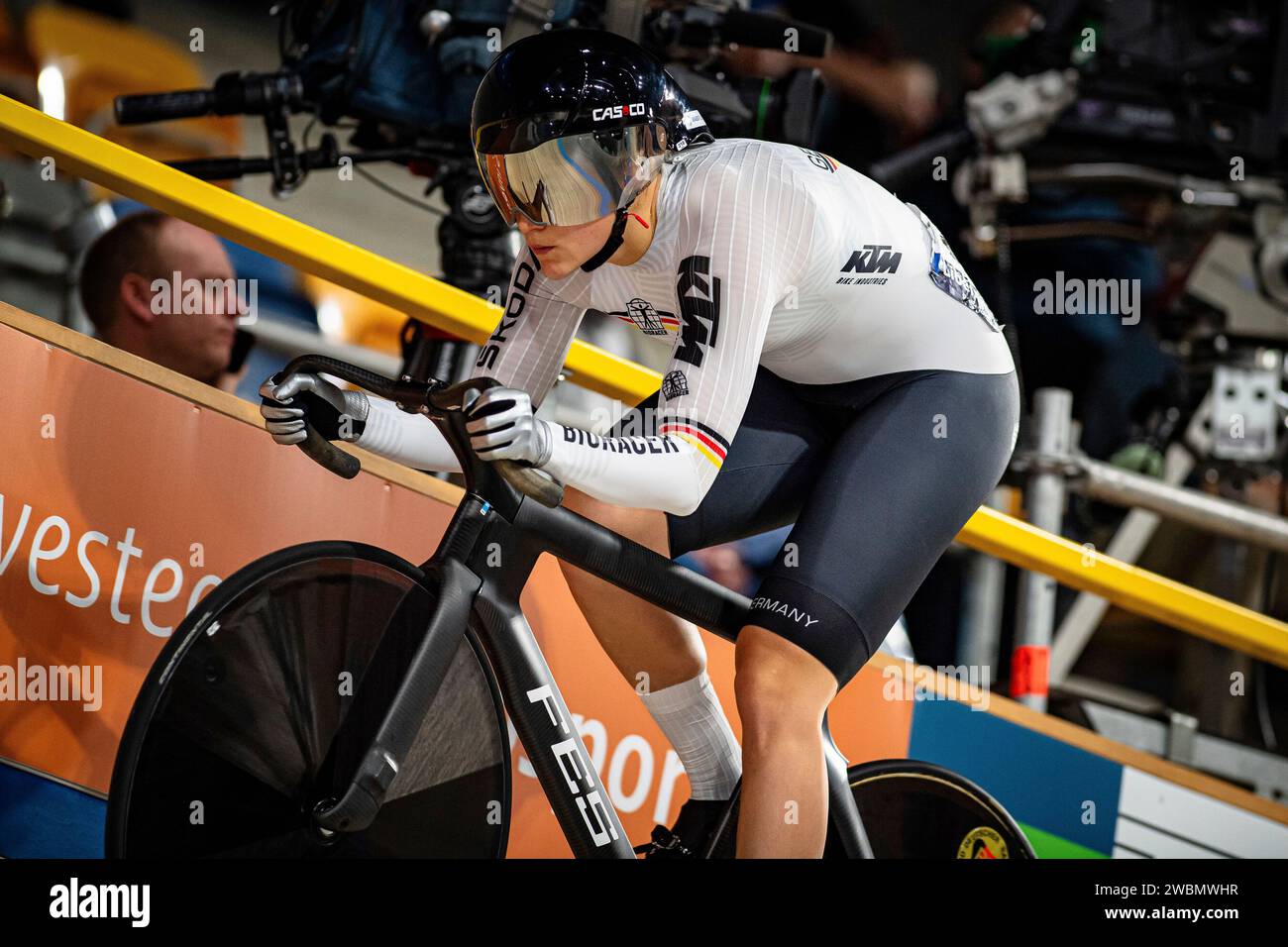 FRIEDRICH Lea Sophie ( DE ) – Deutschland – Querformat - quer - horizontal - Landschaft - Veranstaltung/Veranstaltung: UEC Track Cycling Europameisterschaft 2024 - Apeldoorn - Kategorie/Kategorie: Radfahren - Track Cycling – Europameisterschaften - Ort/Ort: Europa – Niederlande – Apeldoorn – Omnisport – Disziplin: Sprint - Elite Damen - Entfernung: 200 m - Datum: 11.01.2024 – Donnerstag – Tag 2 - Fotograf: © Arne Mill - frontalvision.com Stockfoto