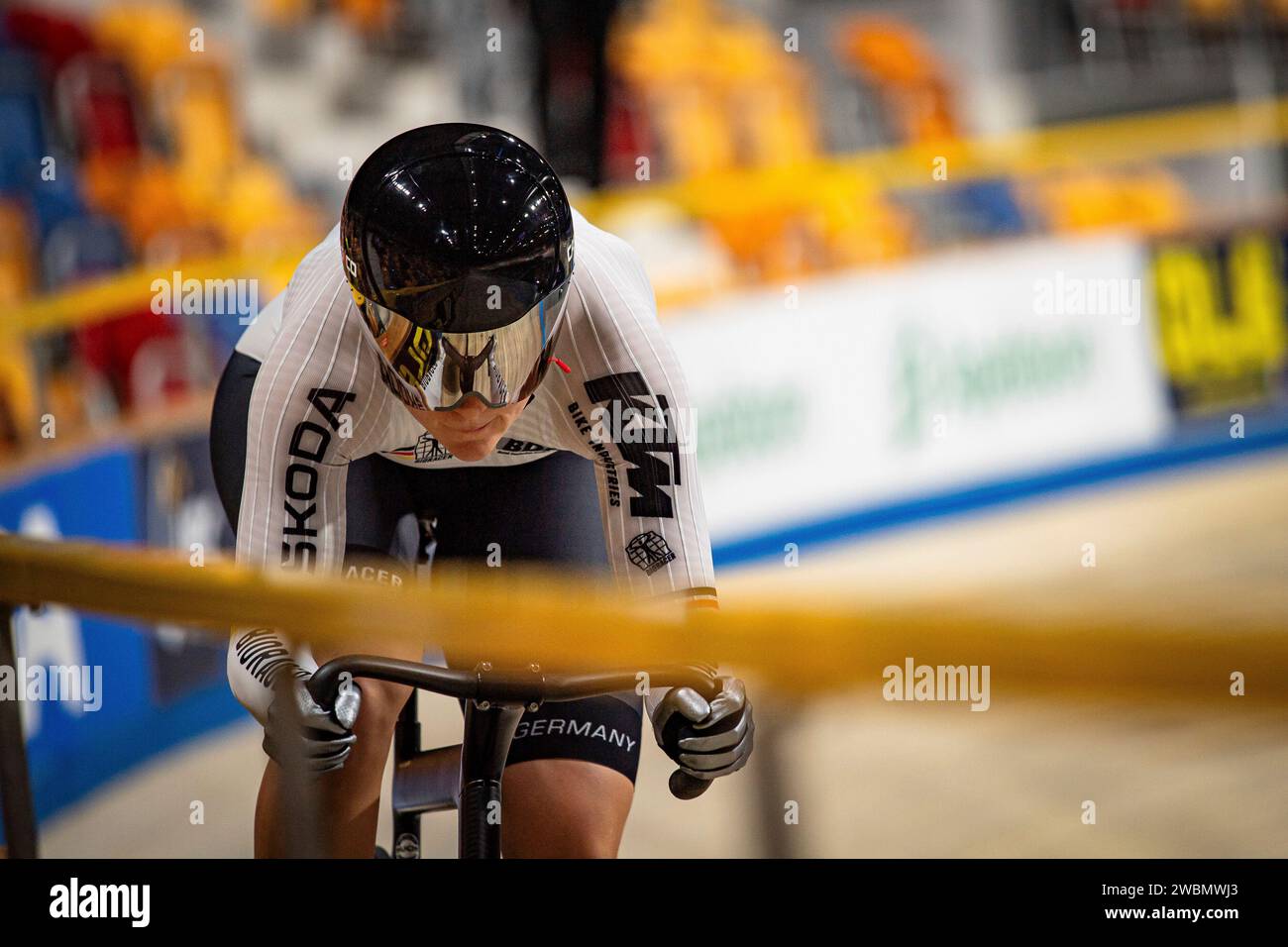 FRIEDRICH Lea Sophie ( DE ) – Deutschland – Querformat - quer - horizontal - Landschaft - Veranstaltung/Veranstaltung: UEC Track Cycling Europameisterschaft 2024 - Apeldoorn - Kategorie/Kategorie: Radfahren - Track Cycling – Europameisterschaften - Ort/Ort: Europa – Niederlande – Apeldoorn – Omnisport – Disziplin: Sprint - Elite Damen - Entfernung: 200 m - Datum: 11.01.2024 – Donnerstag – Tag 2 - Fotograf: © Arne Mill - frontalvision.com Stockfoto