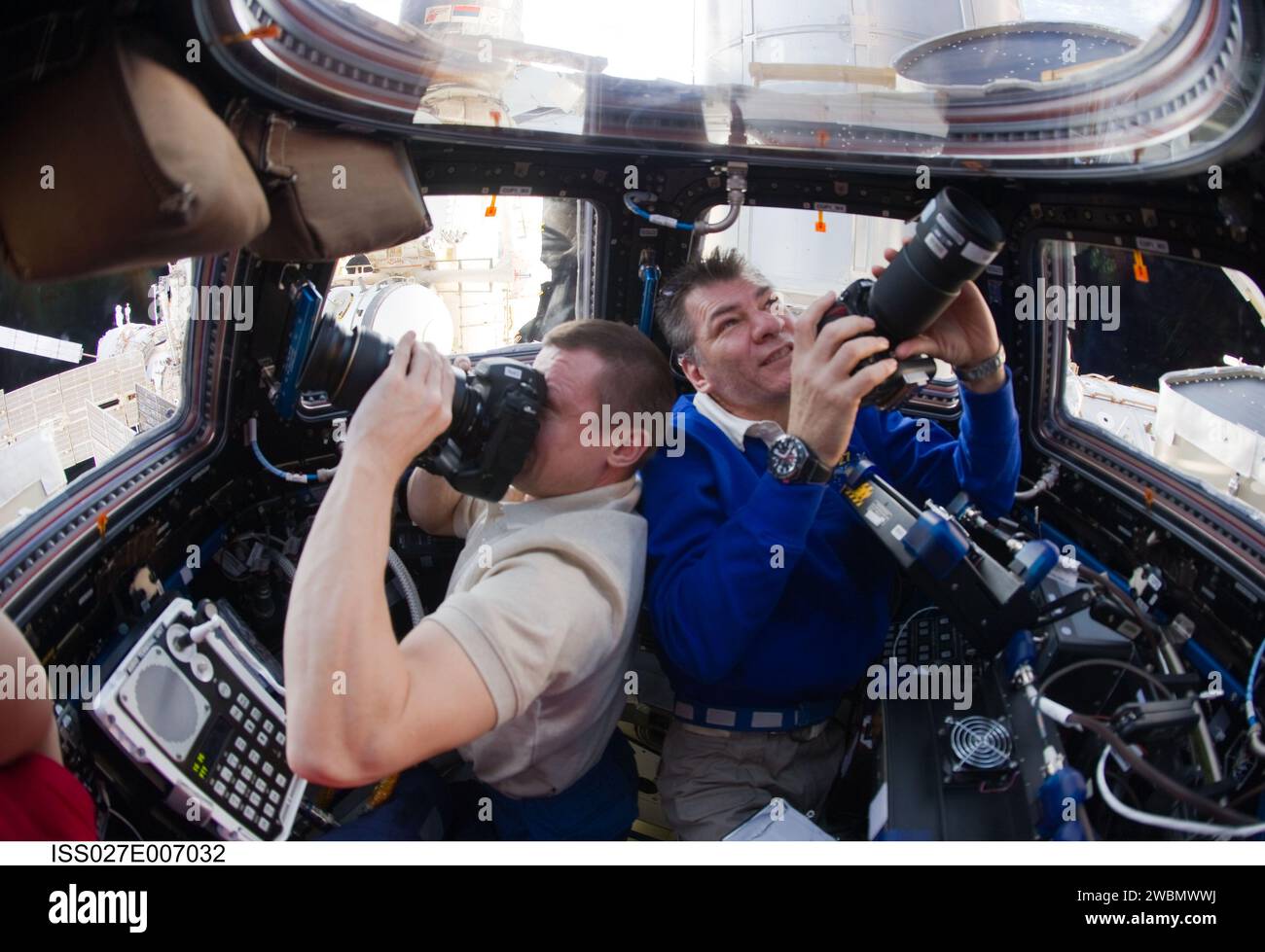 Der Kommandant der Expedition 27 Dmitri Kondratyev und der ESA-Astronaut Paolo Nespoli nutzten Standbildkameras in der Kuppel der ISS, um die Erdtopographie aus der Umlaufbahn zu fotografieren. Stockfoto