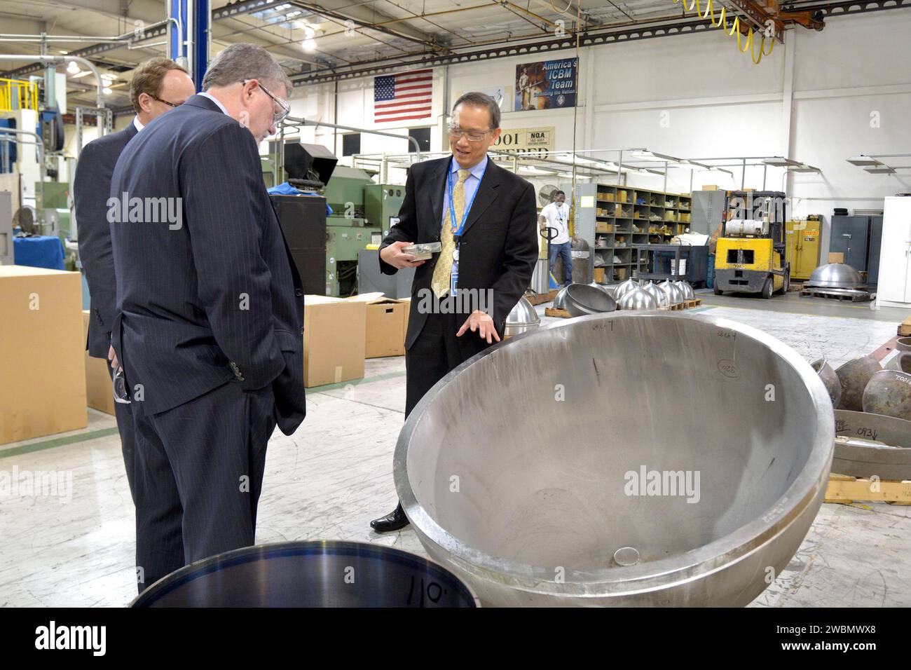 Das Team von Orbital ATK zeigt Lockheed Martin Orion Program Manager Mike Hawes am 4. März 2015 die Werkstatt zur Herstellung von Treibstofftanks in Kalifornien. Teil der Batch-Bildübertragung von Flickr. Stockfoto