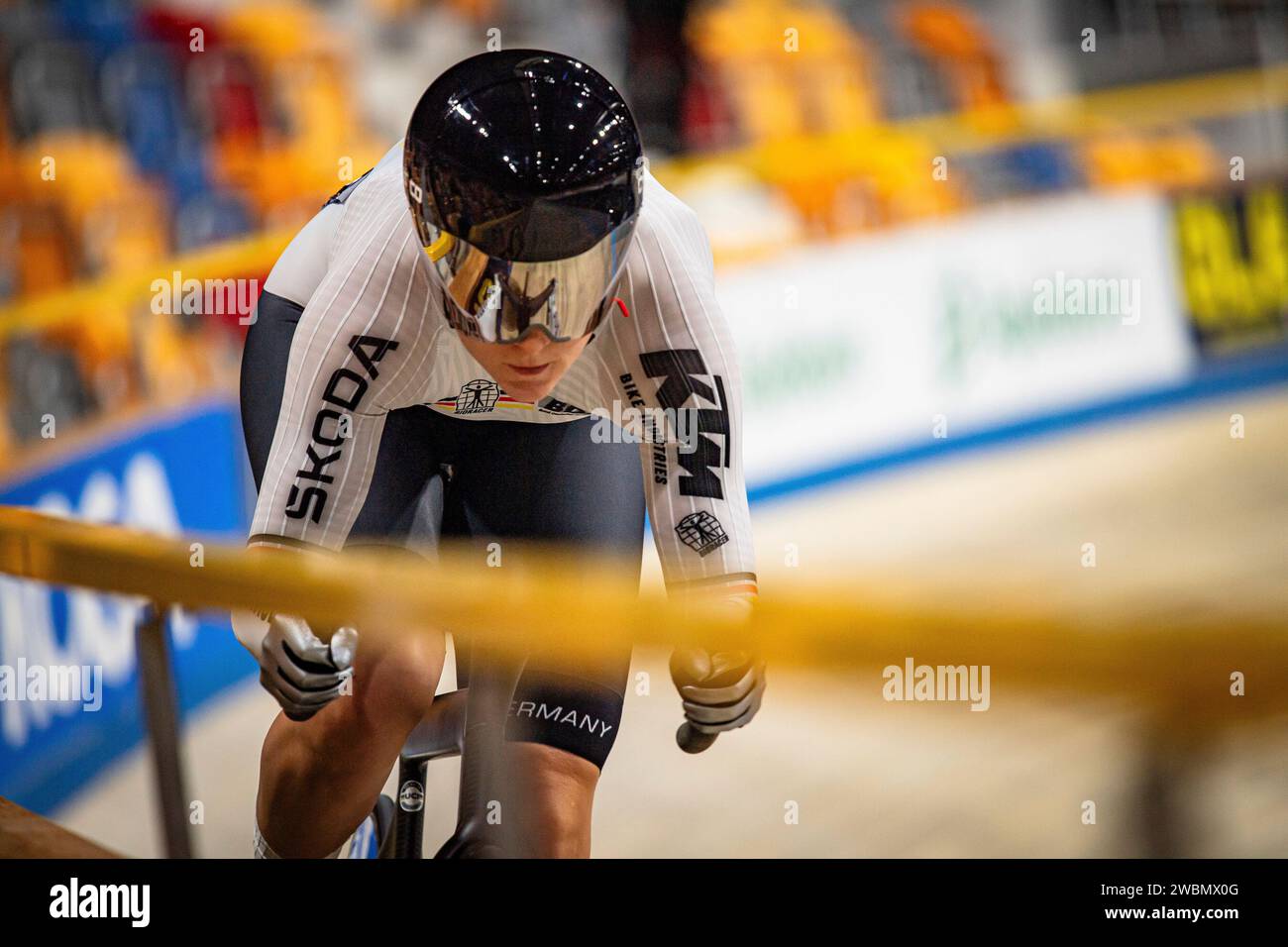 FRIEDRICH Lea Sophie ( DE ) – Deutschland – Querformat - quer - horizontal - Landschaft - Veranstaltung/Veranstaltung: UEC Track Cycling Europameisterschaft 2024 - Apeldoorn - Kategorie/Kategorie: Radfahren - Track Cycling – Europameisterschaften - Ort/Ort: Europa – Niederlande – Apeldoorn – Omnisport – Disziplin: Sprint - Elite Damen - Entfernung: 200 m - Datum: 11.01.2024 – Donnerstag – Tag 2 - Fotograf: © Arne Mill - frontalvision.com Stockfoto