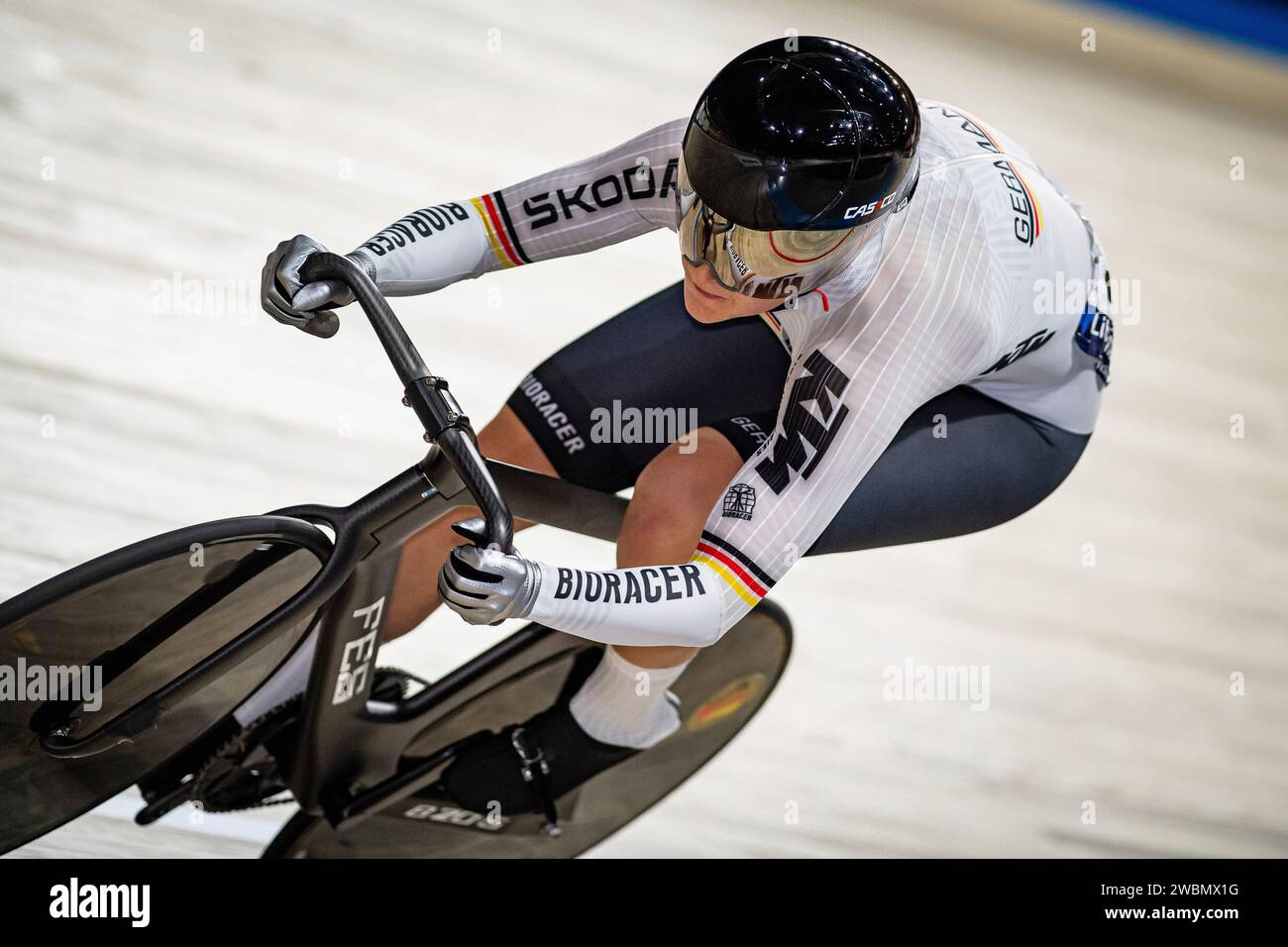 FRIEDRICH Lea Sophie ( DE ) – Deutschland – Querformat - quer - horizontal - Landschaft - Veranstaltung/Veranstaltung: UEC Track Cycling Europameisterschaft 2024 - Apeldoorn - Kategorie/Kategorie: Radfahren - Track Cycling – Europameisterschaften - Ort/Ort: Europa – Niederlande – Apeldoorn – Omnisport – Disziplin: Sprint - Elite Damen - Entfernung: 200 m - Datum: 11.01.2024 – Donnerstag – Tag 2 - Fotograf: © Arne Mill - frontalvision.com Stockfoto