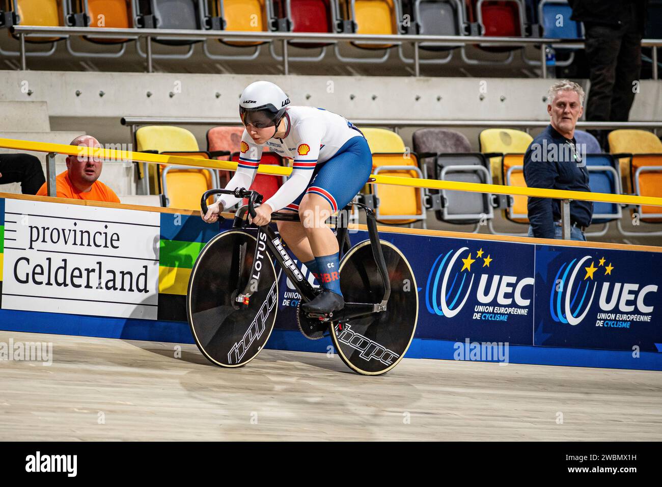 CAPEWELL Sophie ( GBR ) – Großbritannien – Querformat - quer - horizontal - Landschaft - Veranstaltung/Veranstaltung: UEC Track Cycling Europameisterschaft 2024 - Apeldoorn - Kategorie/Kategorie: Radfahren - Track Cycling – Europameisterschaften - Ort/Ort: Europa – Niederlande – Apeldoorn – Omnisport – Disziplin: Sprint - Elite Damen - Entfernung: 200 m - Datum: 11.01.2024 – Donnerstag – Tag 2 - Fotograf: © Arne Mill - frontalvision.com Stockfoto