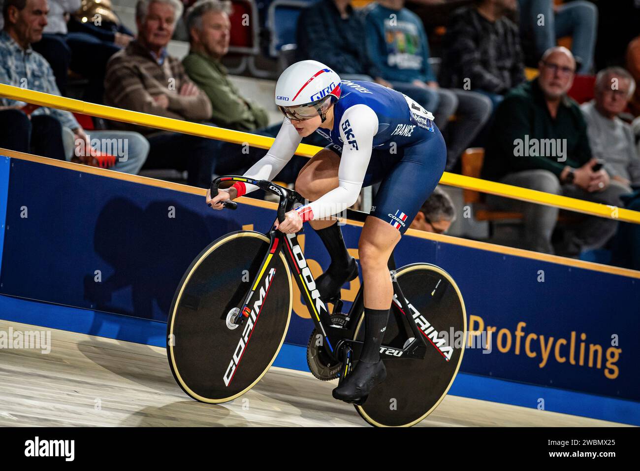 GROS Mathilde ( FRA ) – Frankreich – Querformat - quer - horizontal - Landschaft - Veranstaltung/Veranstaltung: UEC Track Cycling Europameisterschaft 2024 - Apeldoorn - Kategorie/Kategorie: Radfahren - Track Cycling – Europameisterschaften - Ort/Ort: Europa – Niederlande – Apeldoorn – Omnisport – Disziplin: Sprint - Elite Damen - Entfernung: 200 m - Datum: 11.01.2024 – Donnerstag – Tag 2 - Fotograf: © Arne Mill - frontalvision.com Stockfoto