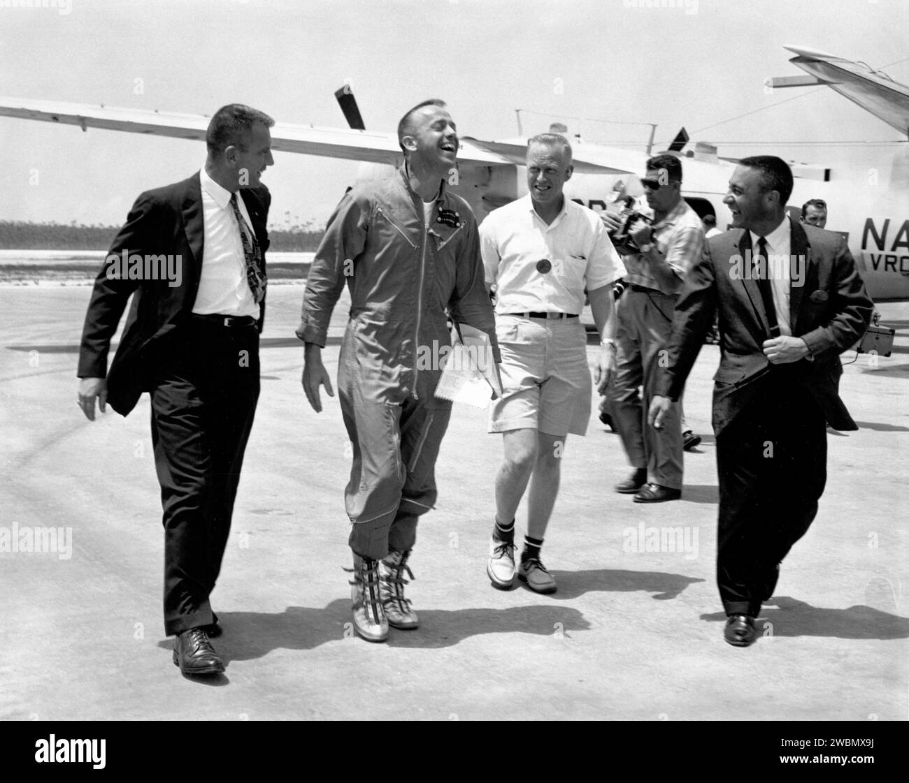 RAUMFAHRTZENTRUM KENNEDY, FLA. - Die Astronauten Deke Slayton, ganz links, und Virgil Grissom, ganz rechts, begrüßten Astronaut Alan B. Shepard auf Grand Bahama Island nach seinem historischen ersten bemannten Subrebitalflug. Direkt hinter Astronaut Shepard ist Dr. Keith Lyndell. Stockfoto