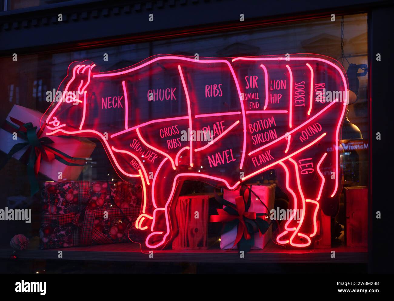 Rindfleischschnitt Diagramm Metzgerweg. Neonschild im vorderen Fenster des Restaurants. Stockfoto