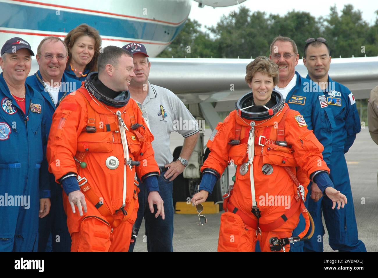 RAUMFAHRTZENTRUM KENNEDY, FLA. -- in der Shuttle Landing Facility auf dem Kennedy Space Center der NASA kehren Pilot James Kelly und Missionskommandant Eileen Collins zu Flug STS-114 zurück, nachdem sie Übungsfahrten mit dem Shuttle Training Aircraft (STA) absolviert haben. Kelly und Collins üben die Landung des Orbiters mit dem STA, einem modifizierten, von Grumman American Aviation gebauten Gulf Stream II Executive Jet, das modifiziert wurde, um das Cockpit, die Bewegungen und die visuellen Hinweise sowie die Handlingeigenschaften eines Orbiters zu simulieren. Während des Fluges kopiert die STA die atmosphärische Abstiegsbahn des Orbiters aus App Stockfoto