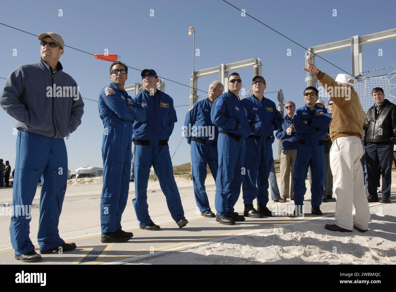 CAPE CANAVERAL, Fla. – Auf der Startfläche 39A im Kennedy Space Center der NASA in Florida hören die STS-119-Besatzungsmitglieder Anweisungen zur Verwendung der Gleitdrahtkörbe für den Notausstieg aus der festen Dienststruktur. Von links sind die Missionsspezialisten Steve Swanson und Joseph Acaba, Pilot Tony Antonelli, Missionsspezialist John Phillips, Commander Lee Archambault und die Missionsspezialisten Richard Arnold und Koichi Wakata. Die Astronauten sind in Kennedy, um sich auf den Start im Rahmen der Terminal Countdown Demonstrationstests vorzubereiten. Das TCDT umfasst eine Einarbeitung in die Ausrüstung und eine Simulation Stockfoto