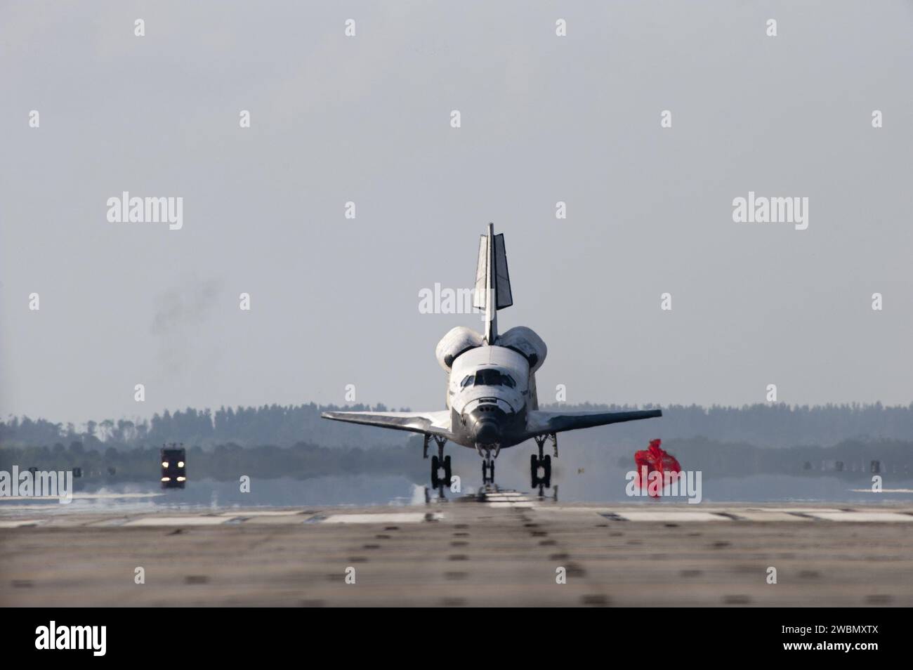 Das Space Shuttle Discovery verlässt seine Schlepprutsche, nachdem es auf der Landebahn 33 im Kennedy Space Center gebremst ist und die 15-tägige, 6,2 Millionen Meilen lange STS-131-Mission abgeschlossen hat. Die Besatzung lieferte das Leonardo-Modul zur Internationalen Raumstation und führte Wartungsarbeiten durch. Stockfoto